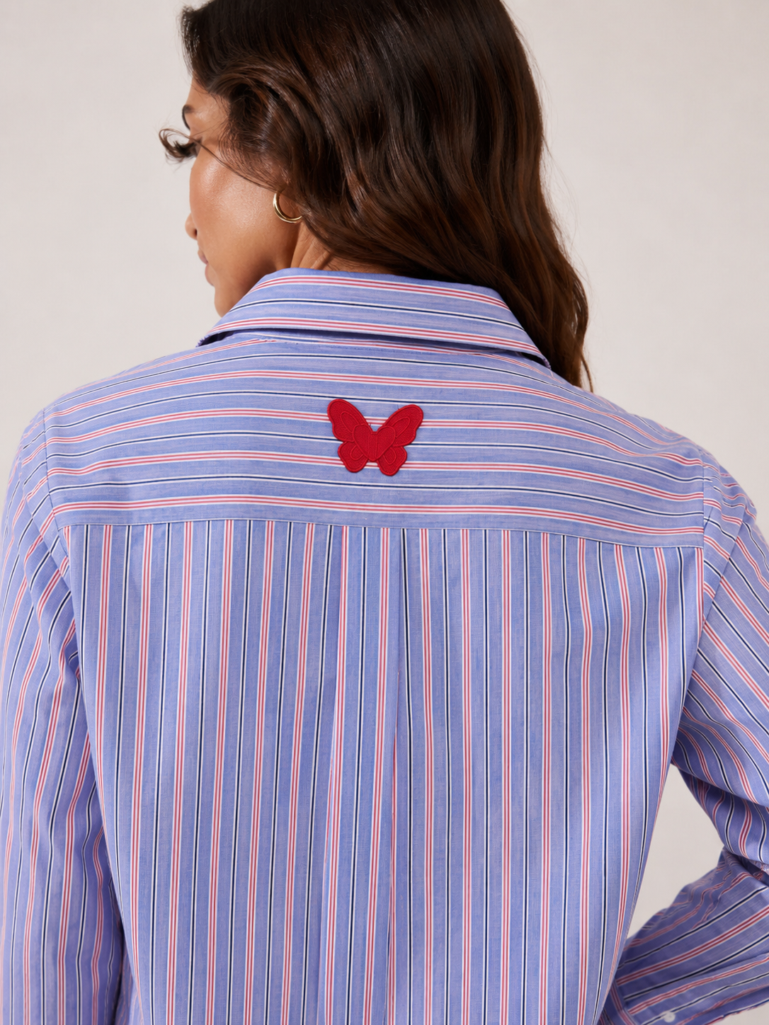Chemise bleu à rayures rouge